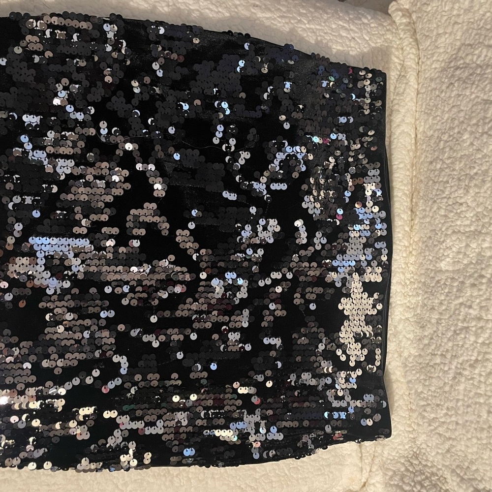 From express, never warn. New w/tags  sequin skirt. fleece lining mini skirt - Picture 3 of 4